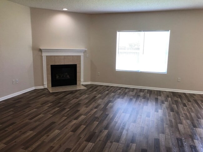 Building Photo - Large 5 Bedroom, 3 Bathroom Single Family Home