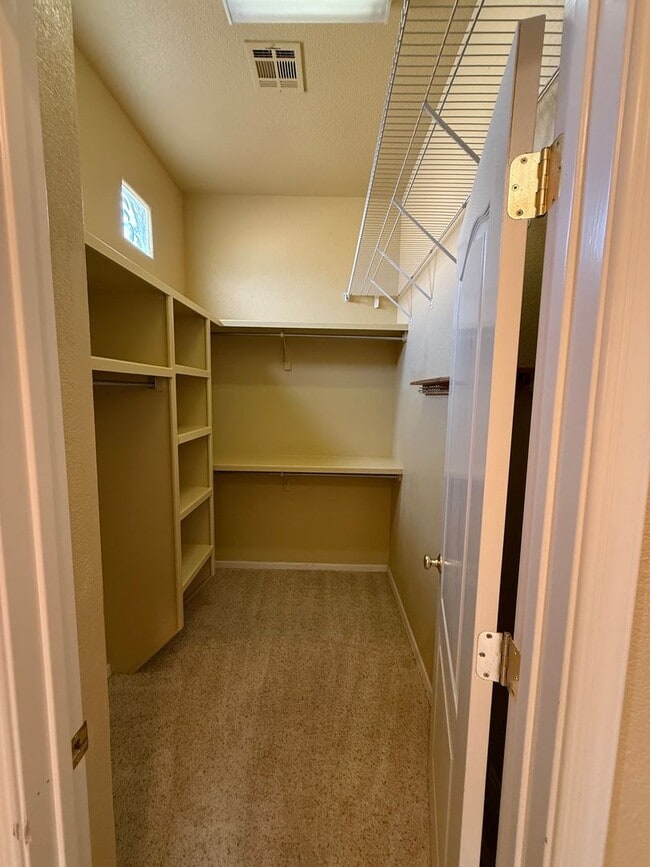 Building Photo - Beautiful 3 Bedroom Home! Available Now!