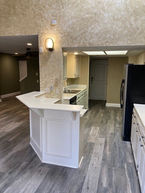 Building Photo - 7450 Holly Hill Dr