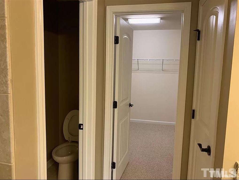 Walking Closet - 432 Chanson Dr