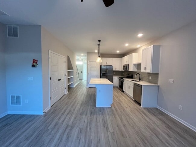 Building Photo - Stunning townhouse located in the heart of...