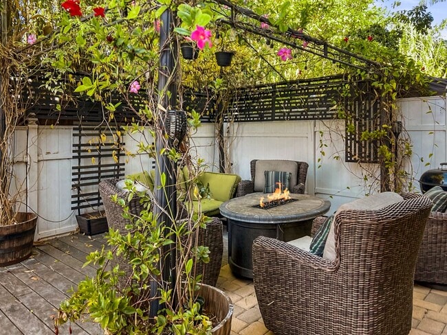 Building Photo - Gorgeous 3 Bedroom 2 Bath with Spa in Carlsbad Minutes from the Beach