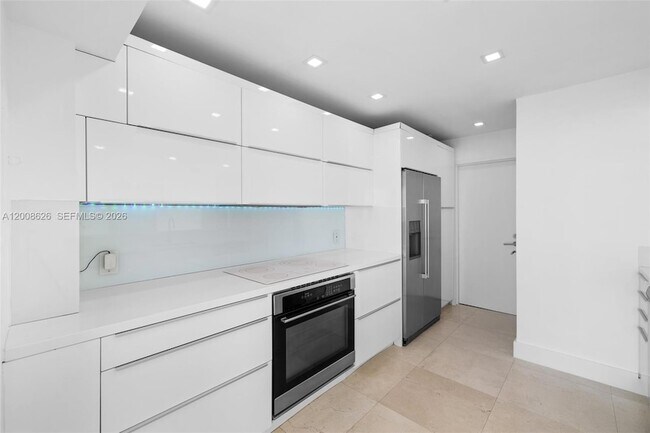 Building Photo - 1420 Brickell Bay Dr