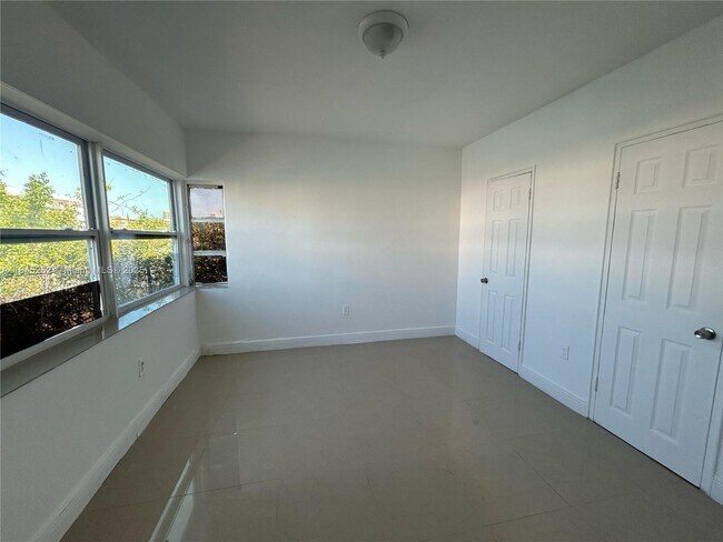 Building Photo - 8321 Crespi Blvd