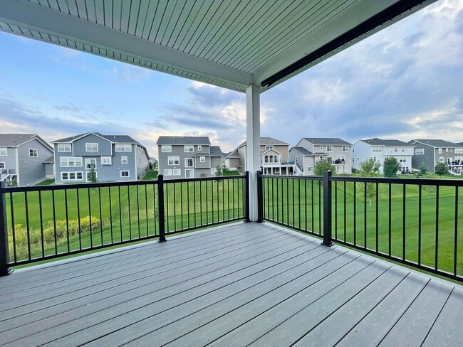 Building Photo - Sparkling, SPACIOUS Like-New Home with 3 B...