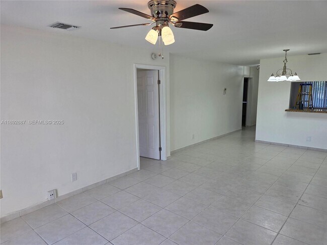 Building Photo - 460 Lakeview Dr