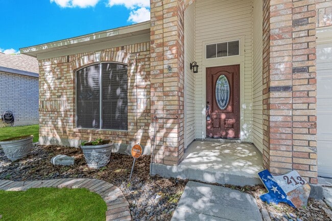 Building Photo - 213 Tapwood Ln