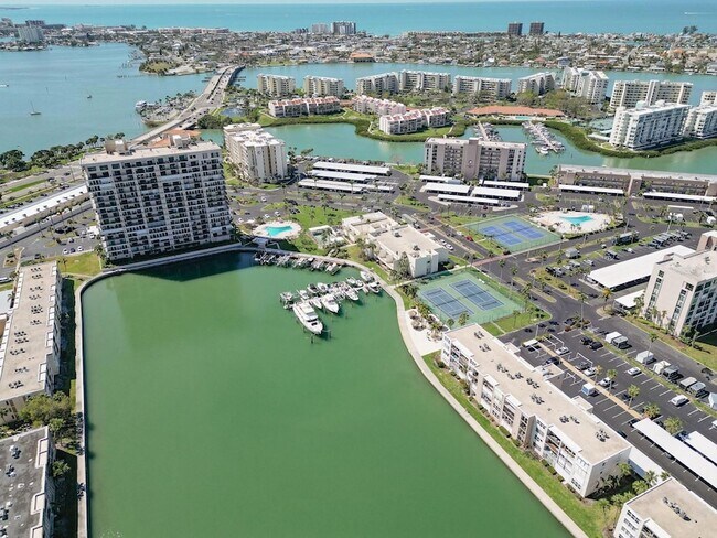 Building Photo - 7625 Sun Island Dr S