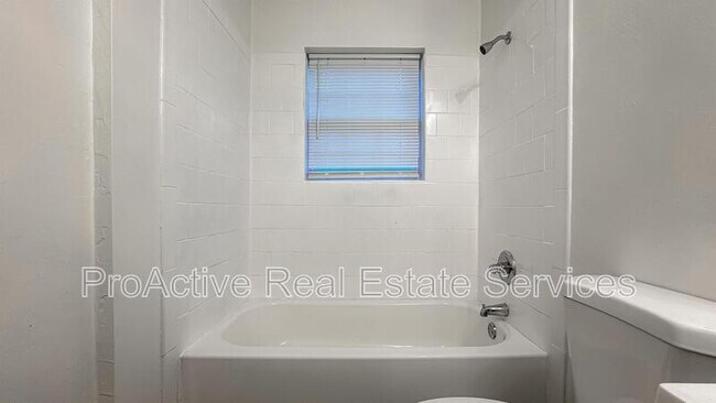 Building Photo - 3027 Peronne Ave