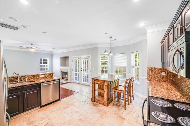 Building Photo - Beautiful 3BR/2.5BA Near Rivergate & Charl...