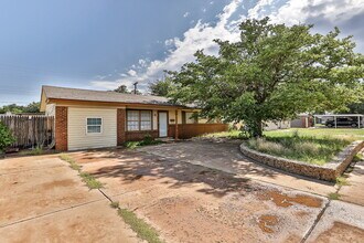 Building Photo - Three Bedroom Home in Quiet Neighborhood