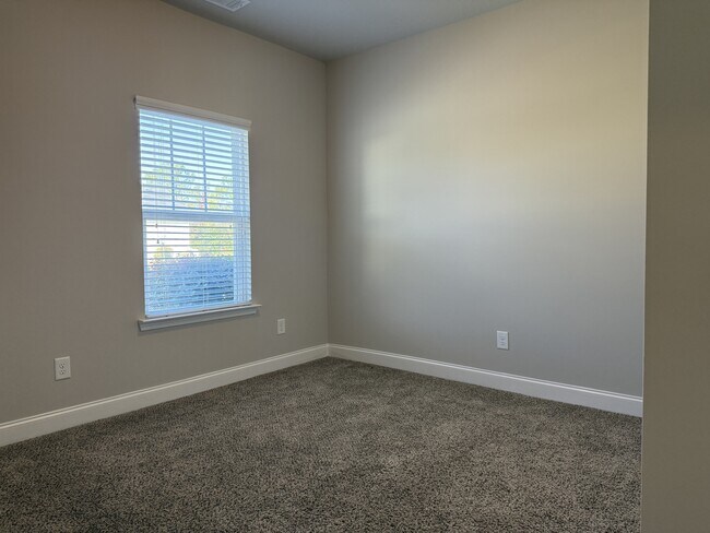 Building Photo - 600 Trellis Square