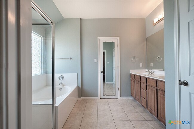 Building Photo - 606 Fairmont Dr