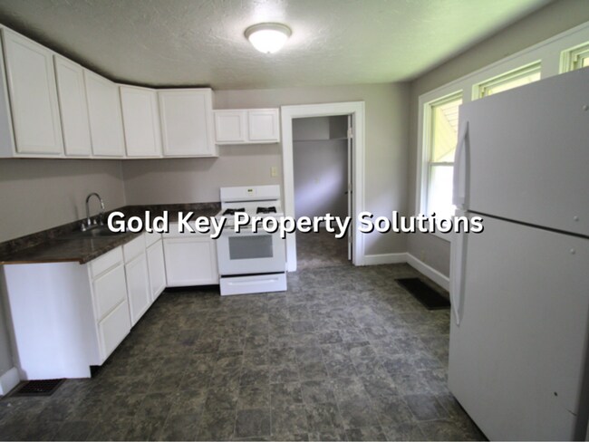 Building Photo - 3 BR 1 BA House with Central Air and Detached Garage (NO SECTION 8)