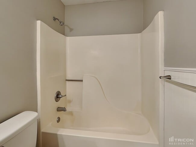 Building Photo - 3336 Castlegate Dr