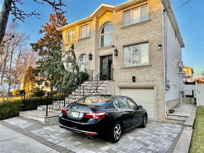 Building Photo - 207 Swinnerton St