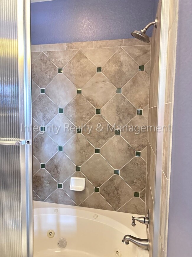 Building Photo - 5 Bed/4 Bath, 2,553 Sqft -1259 N Washingto...