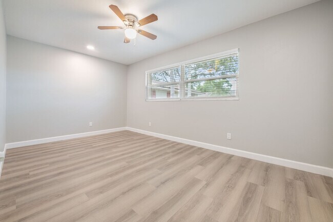 Building Photo - 1506 Leo Ln E
