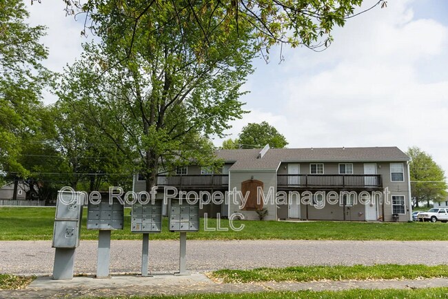 Building Photo - 2000 Chateau Dr