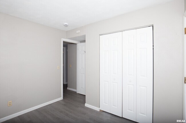 Building Photo - 3430 Holiday Ct