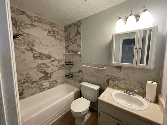 Building Photo - Furnished 1/1 in Chateau DeVille