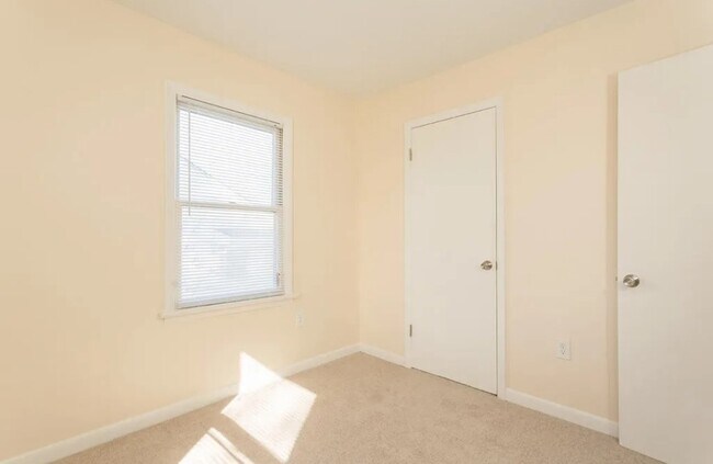 Building Photo - 4022 Maine Ave NW