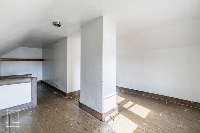 Building Photo - 1448 Summit St