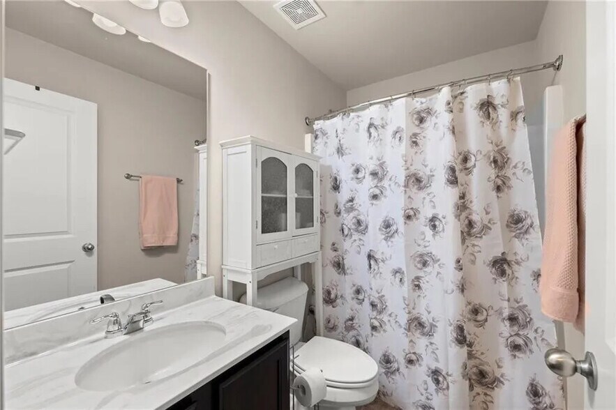 Building Photo - Room in Townhome on Chatham Ridge Dr