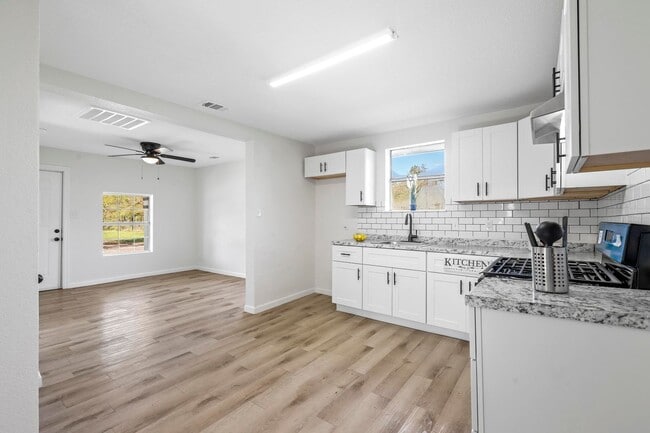 Building Photo - BEAUTIFUL- UPDATED 3 bedroom 1 Bath in Cleburne!