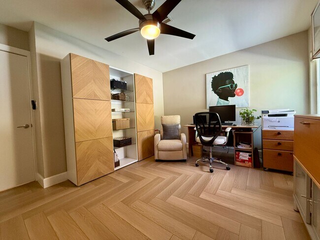 Building Photo - Luxury Furnished 4 Bedroom Home with Pool ...