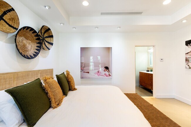 Building Photo - Luxury Oasis in Palm Springs Retreat