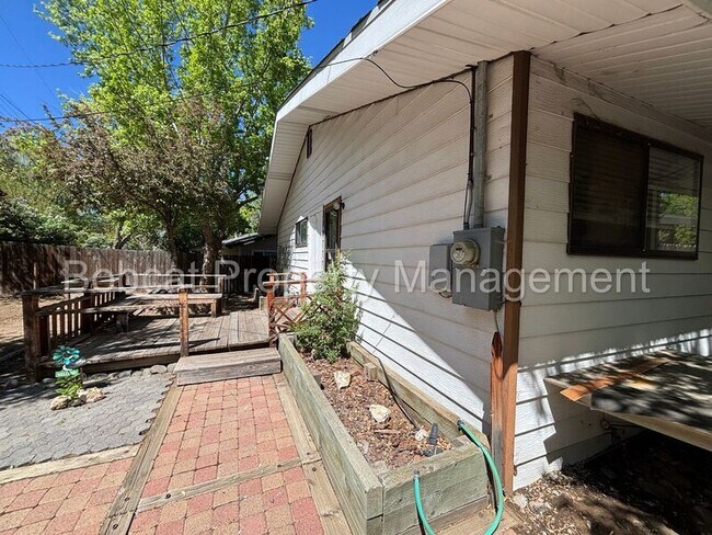 Building Photo - 750 Crain St