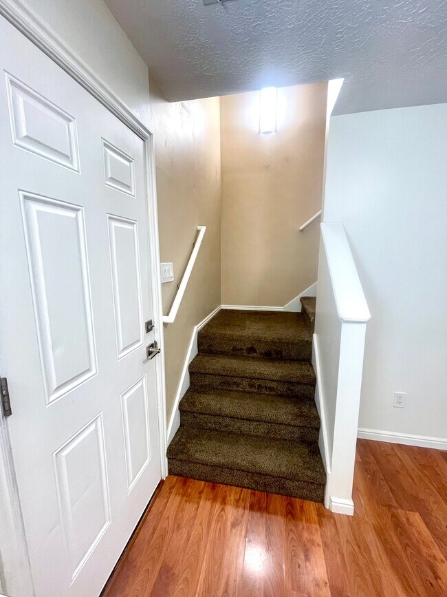 Building Photo - 672 E 950 S