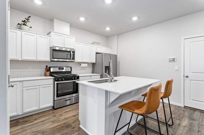 Building Photo - 3BD 2.5BA + Townhouse w/2-Car Garage + AC