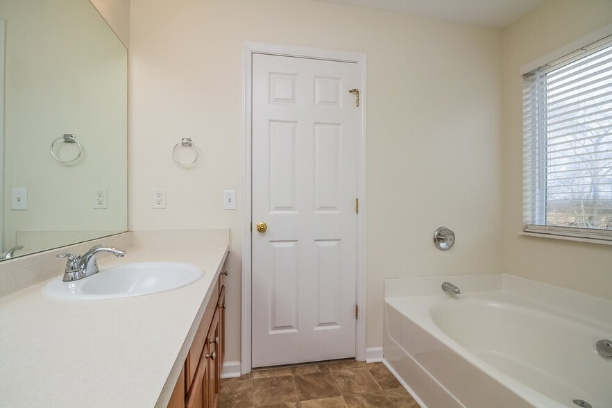Building Photo - 4565 Hawthorn Dr