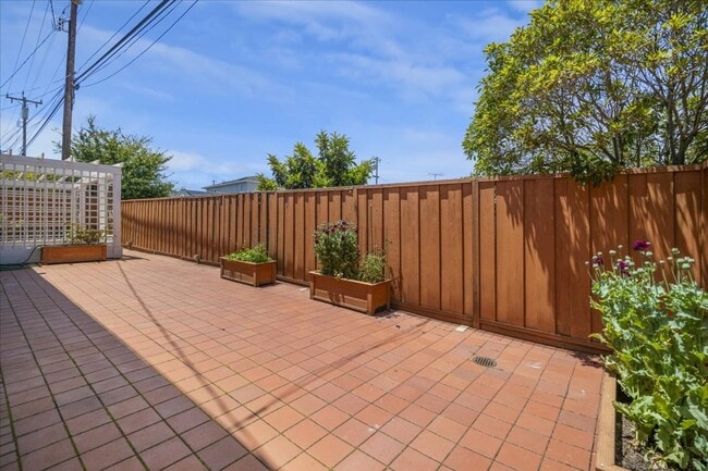 Building Photo - Beautiful 3 bed 2.5 bath townhome in Millbrae