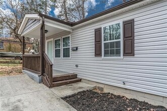 Building Photo - Two Bedroom Duplex Great Features and Comf...