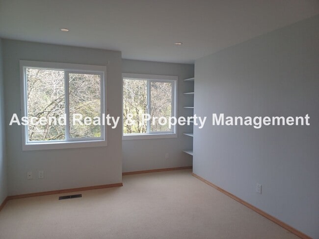 Building Photo - Stunning Views! 2 Level Condo Minutes to Downtown & PSU Incl Water/Sewer/Garbage & Parking