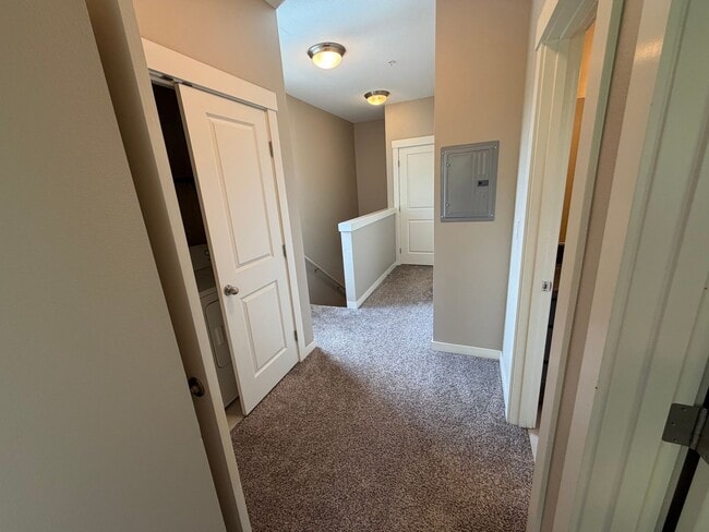 Building Photo - Beautifully Updated 3-Bed, 2.5-Bath Home in Prime Wilsonville Location! - Water/Sewer/Trash Included