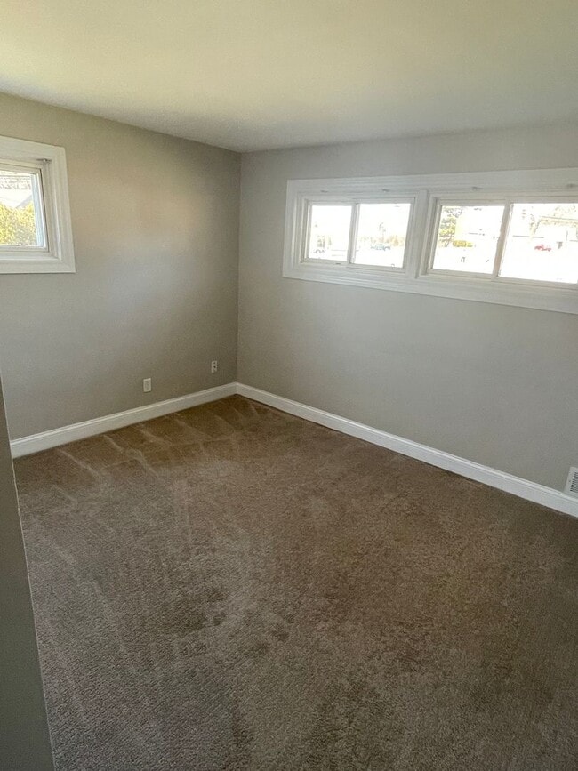 Building Photo - 4 bedroom 1 bath house