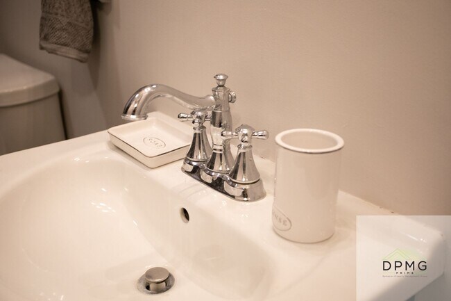 Building Photo - 108 S Hosmer St