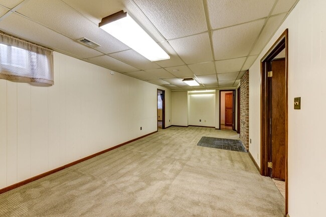 Building Photo - Great 4 Bedroom 3 Bath Home with 2 Car Garage and Covered Patio!