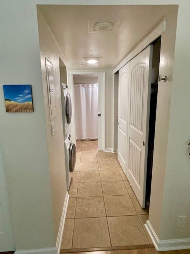 Building Photo - 1 Bedroom 1 Bathroom Downtown Unit with Pa...