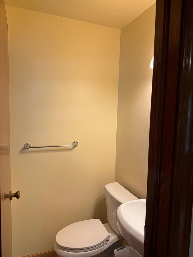 Building Photo - Fantastic Location & Price