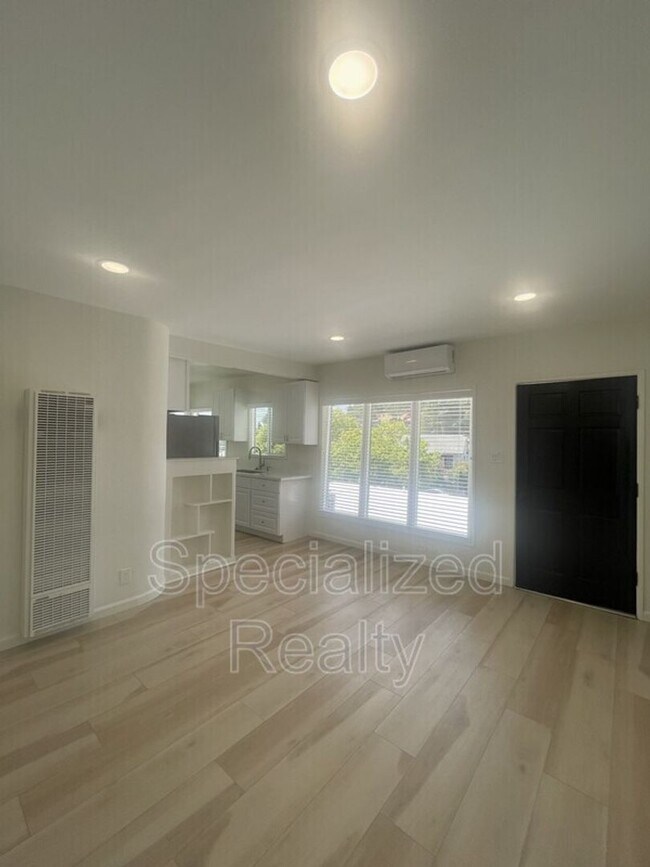 Interior Photo - 3216 Division Street