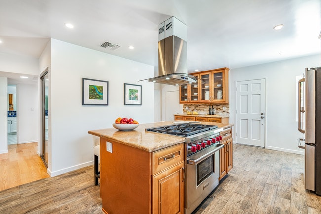 Kitchen - Wolfe Range - 17001 Bollinger Dr