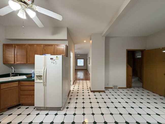 Building Photo - 4844 W Montrose Ave