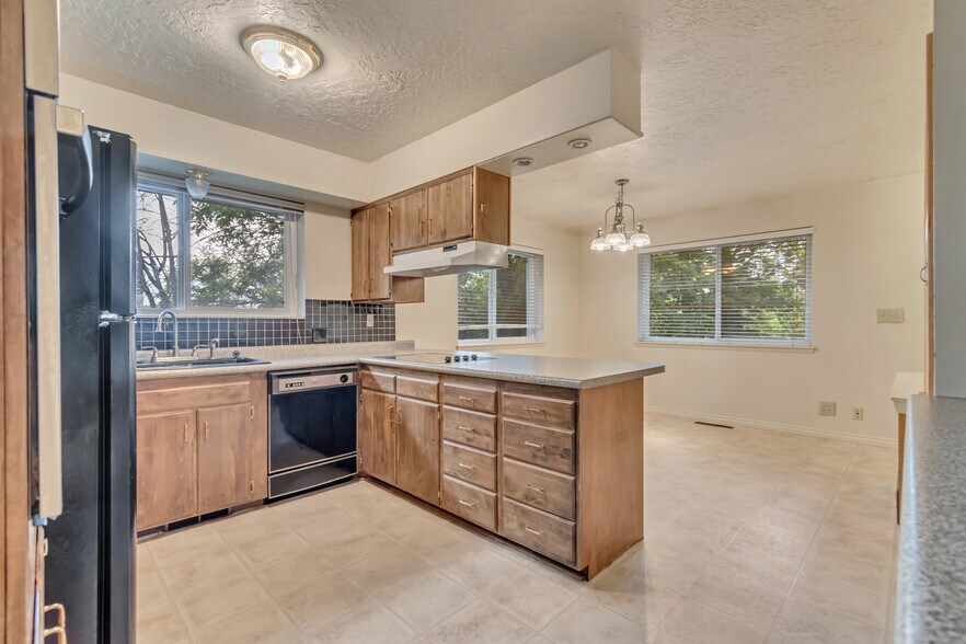 Large eat-in kitchen - 1319 Westminster Ave S