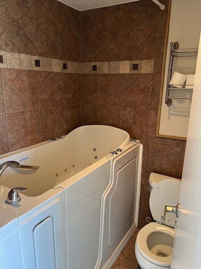 Building Photo - Corner Condo with Stunning Views in Cherry...