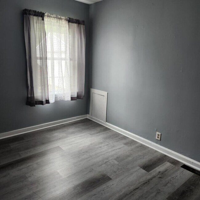 Building Photo - 4206 E 33rd St